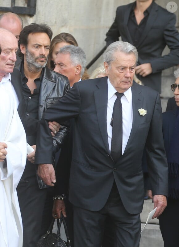 Pascal Desprez, Alain Delon, Anthony Delon - Sorties des obsèques de Mireille Darc en l'église Saint-Sulpice à Paris. Le 1er septembre 2017