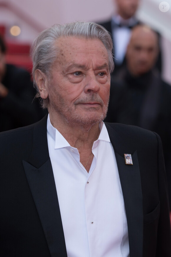 Alain Delon (Palme d'Or d'Honneur du 72ème festival de Cannes avec un badge Paris Match d'une ancienne couverture du magazine titrant "Alain Delon, mes deux amours, Rosalie et Anouchka) - Montée des marches du film "A Hidden Life" lors du 72ème Festival International du Film de Cannes. Le 19 mai 2019