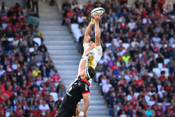 Le Stade toulousain s’impose face au Stade Rochelais (39-23) au Matmut Atlantique lors de la première demi-finale du championnat de Top 14 et se hisse en finale - Oscar JEGOU ( 7 - La Rochelle ) and Alexandre ROUMAT ( 8 - Toulouse ) jump for the ball in a line out during the Semi Final Top 14 match between Stade Toulousain and Stade Rochelais at Matmut Atlantique on June 21, 2024 in Bordeaux, France. ( Photo by federico pestellini / panoramic ) - 