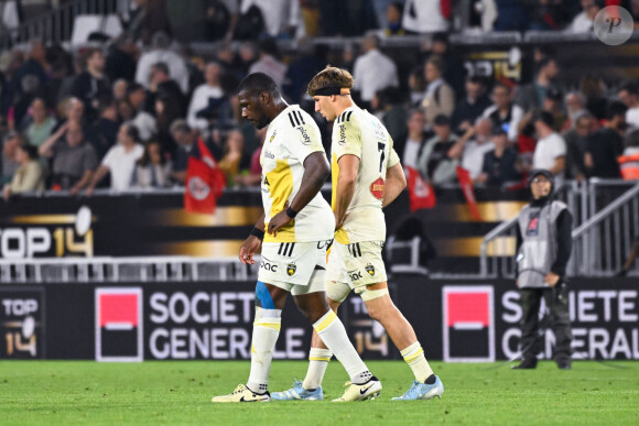 Le Stade toulousain s’impose face au Stade Rochelais (39-23) au Matmut Atlantique lors de la première demi-finale du championnat de Top 14 et se hisse en finale - Yoan Tanga MANGENE ( 19 - La Rochelle ) and Oscar JEGOU ( 7 - La Rochelle ) look dejected following the Semi Final Top 14 match between Stade Toulousain and Stade Rochelais at Matmut Atlantique on June 21, 2024 in Bordeaux, France. ( Photo by federico pestellini / panoramic ) - 