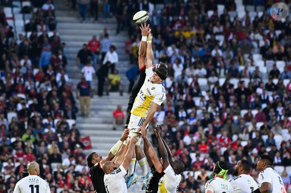 Le Stade toulousain s’impose face au Stade Rochelais (39-23) au Matmut Atlantique lors de la première demi-finale du championnat de Top 14 et se hisse en finale - Alexandre ROUMAT ( 8 - Toulouse ) and Oscar JEGOU ( 7 - La Rochelle ) jump for the ball in a line out during the Semi Final Top 14 match between Stade Toulousain and Stade Rochelais at Matmut Atlantique on June 21, 2024 in Bordeaux, France. ( Photo by federico pestellini / panoramic ) - 