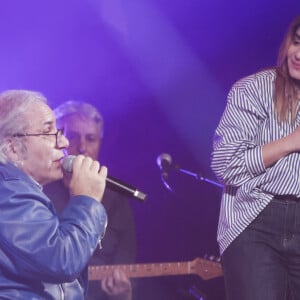 Frédéric Zeitoun et Julie Zenatti pendant le concert de Frédéric Zeitoun et ses invités au Trianon à Paris le 17 décembre 2023.