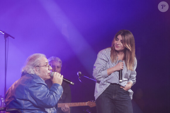 Frédéric Zeitoun et Julie Zenatti pendant le concert de Frédéric Zeitoun et ses invités au Trianon à Paris le 17 décembre 2023.