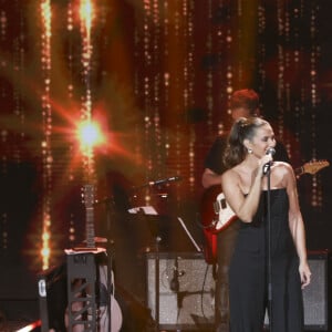 Elisa Tovati et Julie Zenatti lors du grand concert caritatif "Tous avec le Maroc" au Dôme de Paris, diffusée en direct sur M6 le 13 septembre 2023