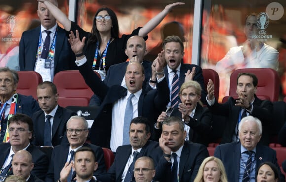 S'il est passé par toutes les émotions, un détail de sa tenue n'est, lui non plus, pas passé inaperçu !
Le prince William, prince de Galles, dans les tribunes du match de l'Euro 2024 "Angleterre - Suisse (1-1 / 5-3 tab)" à Dusseldorf, le 6 juillet 2024. 