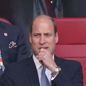 Le prince William portait une cravate en soie Ferragamo à 220 euros. Mais si de loin, elle n'avait rien de bien fou, de près, c'est une autre histoire
Le prince William, prince de Galles, dans les tribunes du match de l'Euro 2024 "Angleterre - Suisse (1-1 / 5-3 tab)" à Dusseldorf, le 6 juillet 2024. 