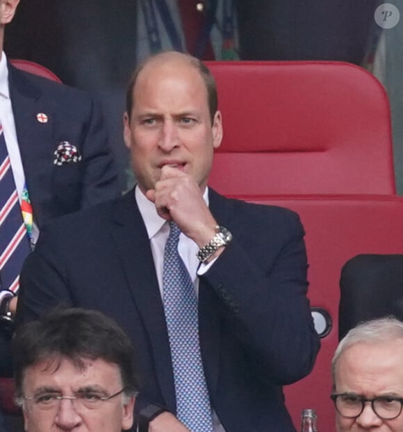 Le prince William portait une cravate en soie Ferragamo à 220 euros. Mais si de loin, elle n'avait rien de bien fou, de près, c'est une autre histoire
Le prince William, prince de Galles, dans les tribunes du match de l'Euro 2024 "Angleterre - Suisse (1-1 / 5-3 tab)" à Dusseldorf, le 6 juillet 2024. 