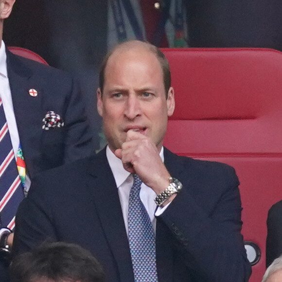 Le prince William portait une cravate en soie Ferragamo à 220 euros. Mais si de loin, elle n'avait rien de bien fou, de près, c'est une autre histoire
Le prince William, prince de Galles, dans les tribunes du match de l'Euro 2024 "Angleterre - Suisse (1-1 / 5-3 tab)" à Dusseldorf, le 6 juillet 2024. 