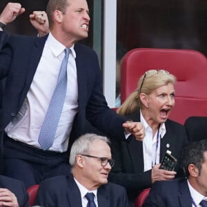 En effet, les motifs représentaient des ballons et des cages de football 
Le prince William, prince de Galles, dans les tribunes du match de l'Euro 2024 "Angleterre - Suisse (1-1 / 5-3 tab)" à Dusseldorf, le 6 juillet 2024. 