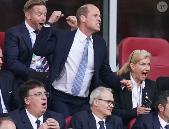 En effet, les motifs représentaient des ballons et des cages de football 
Le prince William, prince de Galles, dans les tribunes du match de l'Euro 2024 "Angleterre - Suisse (1-1 / 5-3 tab)" à Dusseldorf, le 6 juillet 2024. 