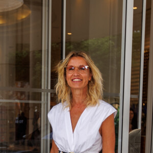 On l'avait toujours connue avec des cheveux plutôt longs et bouclés qu'elle attachait souvent en queue-de-cheval dernièrement. 
Alexandra Lamy arrive à l'hôtel Martinez lors du 77ème Festival International du Film de Cannes, le 16 mai 2024. 