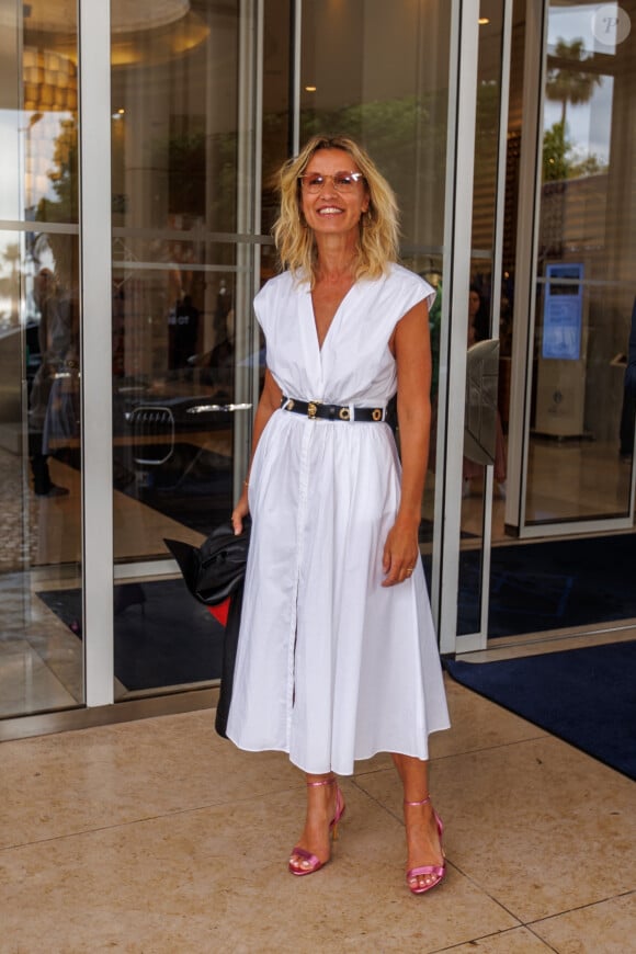 On l'avait toujours connue avec des cheveux plutôt longs et bouclés qu'elle attachait souvent en queue-de-cheval dernièrement. 
Alexandra Lamy arrive à l'hôtel Martinez lors du 77ème Festival International du Film de Cannes, le 16 mai 2024. 