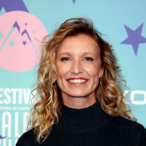 Pari réussi pour Alexandra Lamy qui, vit en célibataire de manière décomplexée.
Alexandra Lamy au photocall de la cérémonie de clôture du 27ème Festival International du Film de Comédie de l'Alpe d'Huez, le 20 janvier 2024