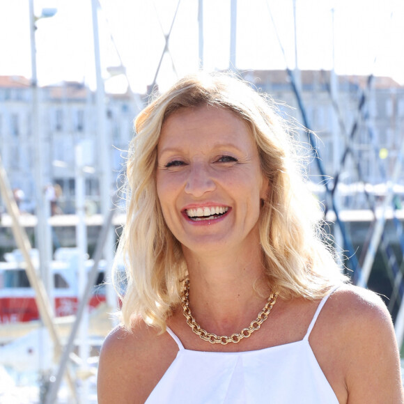 Alexandra Lamy lors du photocall de la série "Killer Coaster" lors de la 25ème édition du Festival de la fiction de la Rochelle, France, le 13 septembre 2023