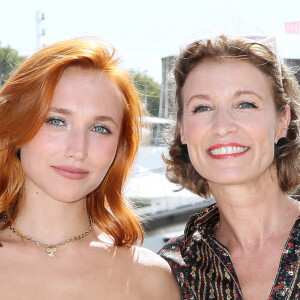 Chloé Jouannet et Alexandra Lamy au photocall de "Touchées" lors de la 24ème édition du Festival de la Fiction TV de la Rochelle. Le 14 septembre 2022