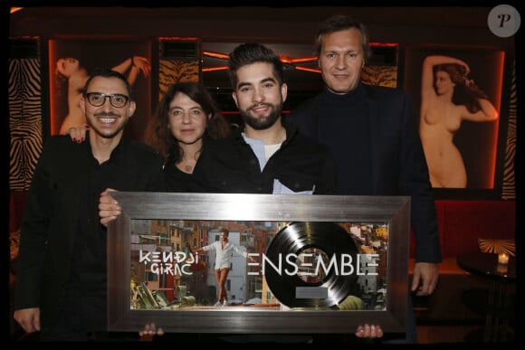 Exclusif - Kendji, Hakim Nassouh, son manager, Natacha Krantz (Mercury), Olivier Nusse, PDG d'Universal Music, Kendji Girac reçoit son disque de diamant pour son album Ensemble des mains d'Olivier Nusse, PDG d'Universal Music lors d' une soirée organisée au Matignon, à Paris, le 9 mars 2016. © Alain Guizard / Bestimage