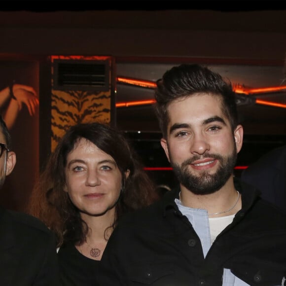 Exclusif - Kendji, Hakim Nassouh, son manager, Natacha Krantz (Mercury), Olivier Nusse, PDG d'Universal Music, Kendji Girac reçoit son disque de diamant pour son album Ensemble des mains d'Olivier Nusse, PDG d'Universal Music lors d' une soirée organisée au Matignon, à Paris, le 9 mars 2016. © Alain Guizard / Bestimage