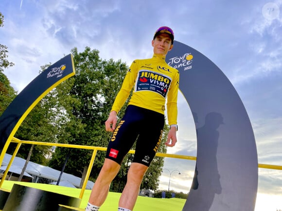 Jonas Vingegaard - People à l'arrivée de la dernière étape du Tour de France 2023 entre Saint-Quentin-en-Yvelines et les Champs-Elysées à Paris le 23 juillet 2023. © Fabien Faure/bestimage