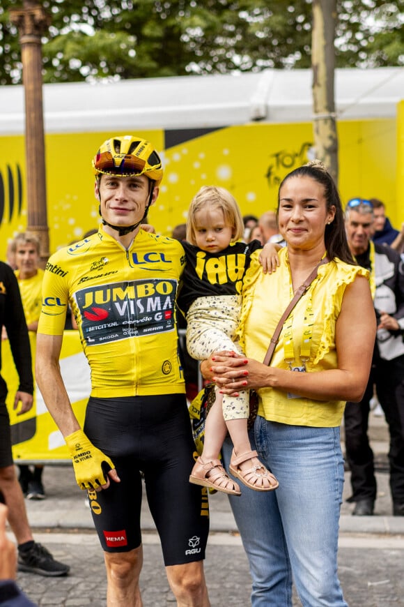 Jonas Vingegaard avec sa femme Trine Marie Hansen et leur fille Frida - Arrivée de la dernière étape du Tour de France 2023 entre Saint-Quentin-en-Yvelines et les Champs-Elysées à Paris le 23 juillet 2023. © Pierre Perusseau/Bestimage