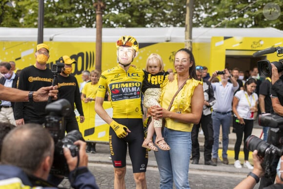 Jonas Vingegaard avec sa femme Trine Marie Hansen et leur fille Frida - Arrivée de la dernière étape du Tour de France 2023 entre Saint-Quentin-en-Yvelines et les Champs-Elysées à Paris le 23 juillet 2023. © Pierre Perusseau/Bestimage