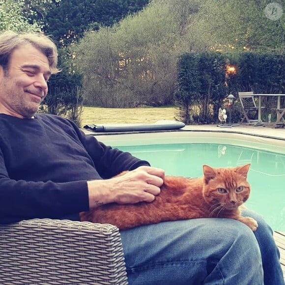 Avec grand jardin et piscine
Patrick Puydebat et sa maison en Normandie, Instagram.