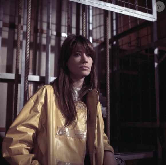 Françoise Hardy dans les coulisses de l'émission Discorama, à Paris