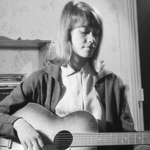 La toute jeune Françoise Hardy à son domicile