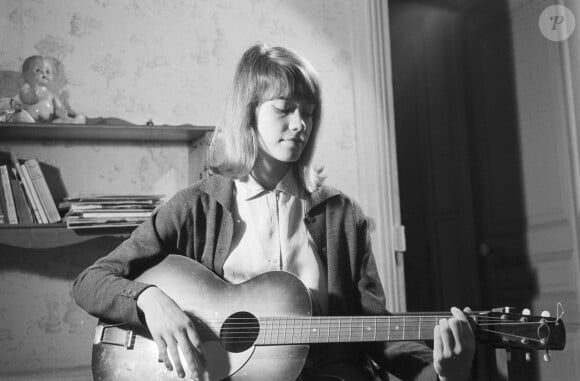 La toute jeune Françoise Hardy à son domicile