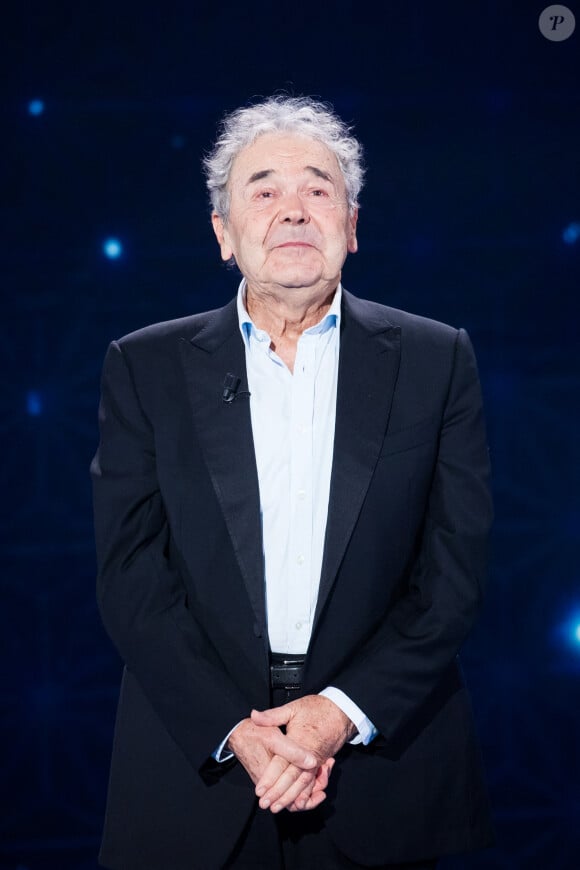 Pierre Perret est une figure incontournable de la musique française.
Exclusif - Pierre Perret - Enregistrement de l'émission "La boîte à Secrets 9" à Paris. Au cours de la soirée, chaque invité aura une boîte disposée devant lui, de laquelle il extraira un objet revêtant une valeur particulière à ses yeux. Après en avoir livré la signification en plateau, la personnalité verra alors apparaître une surprise dans la boîte géante de l'émission, avec l'intervention de proches. Une émission qui véhicule de belles valeurs, et qui contiendra son lot de larmes et de révélations dans une atmosphère bienveillante. © Tiziano Da Silva / Bestimage 