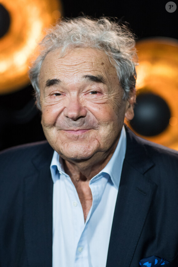 Eloigné de ses petits-enfants, le chanteur a avoué que la distance lui pesait. "Ils ne donnent pas de nouvelles. Je ne sais même pas si j’ai des arrière-petits-enfants", avait-il confié à Gala. 
Exclusif - Pierre Perret - Backstage de l'enregistrement de l'émission "La Chanson secrète 7 " à la Scène musicale à Paris, qui sera diffusée le 15 janvier 2021 sur TF1. Après le succès des précédentes éditions, " LA CHANSON SECRETE ", présentée par N.ALIAGAS et produite par DMLS TV, revient sur TF1. 8 artistes ne savent rien de ce qui va se passer pour eux ! Ils ont accepté de jouer le jeu, de se laisser totalement surprendre, émouvoir, parfois même déstabiliser car ils vont découvrir en même temps que les téléspectateurs une surprise : une chanson qui leur est chère revisitée et réinterprétée par un artiste. Des mises en scène spectaculaires au service de l'émotion... Et des émotions fortes pour l'artiste assis dans le fauteuil grâce à la venue sur le plateau de proches et d'invités inattendus. Les téléspectateurs seront aux premières loges pour vivre ces moments d'intimité musicale rare. © Gaffiot-Moreau / Bestimage 