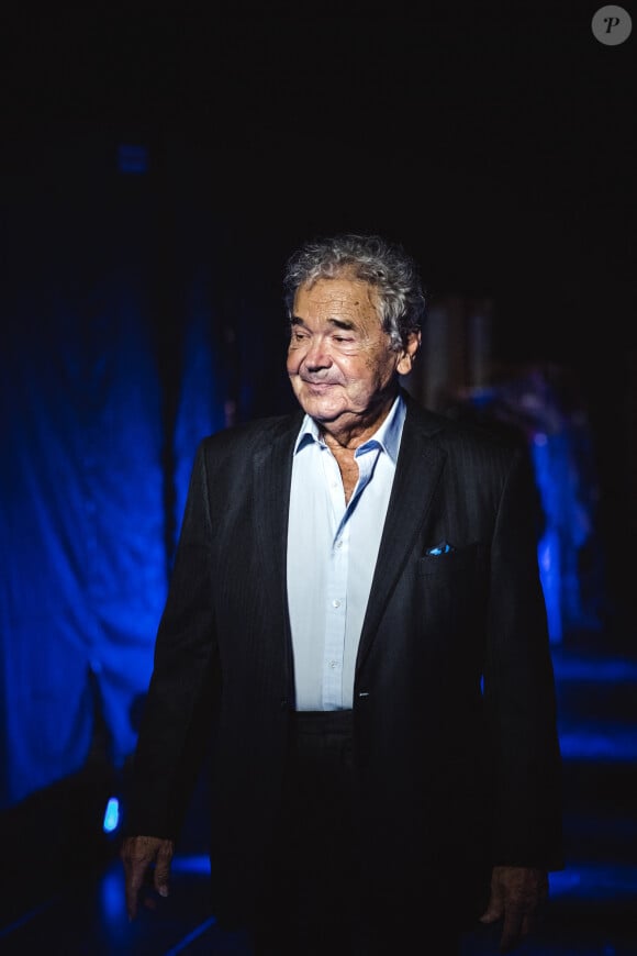 Exclusif - Pierre Perret - Backstage de l'enregistrement de l'émission "La Chanson secrète 7 " à la Scène musicale à Paris, qui sera diffusée le 15 janvier 2021 sur TF1. Après le succès des précédentes éditions, " LA CHANSON SECRETE ", présentée par N.ALIAGAS et produite par DMLS TV, revient sur TF1. 8 artistes ne savent rien de ce qui va se passer pour eux ! Ils ont accepté de jouer le jeu, de se laisser totalement surprendre, émouvoir, parfois même déstabiliser car ils vont découvrir en même temps que les téléspectateurs une surprise : une chanson qui leur est chère revisitée et réinterprétée par un artiste. Des mises en scène spectaculaires au service de l'émotion... Et des émotions fortes pour l'artiste assis dans le fauteuil grâce à la venue sur le plateau de proches et d'invités inattendus. Les téléspectateurs seront aux premières loges pour vivre ces moments d'intimité musicale rare. © Gaffiot-Moreau / Bestimage 