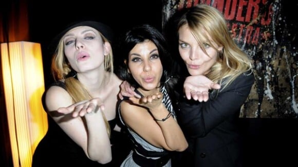 Les belles Elodie Frégé, Reem Kherici et Justine Fraioli vous envoient de tendres baisers !