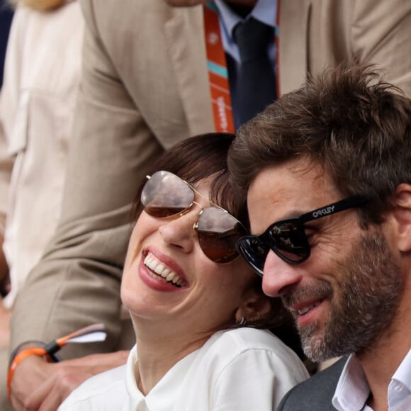 Nolwenn Leroy et son compagnon Arnaud Clément dans les tribunes lors des Internationaux de France de Tennis de Roland Garros 2022. Paris, le 5 juin 2022. © Dominique Jacovides/Bestimage 