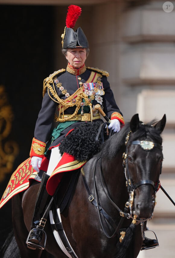 En juin dernier, la princesse Anne a été victime d'un accident de cheval à son domicile de Gatcombe Park, dans le Gloucestershire.
La princesse Anne d'Angleterre - Les membres de la famille royale regardent le défilé Trooping the Colour depuis un balcon du palais de Buckingham à Londres lors des célébrations du jubilé de platine de la reine