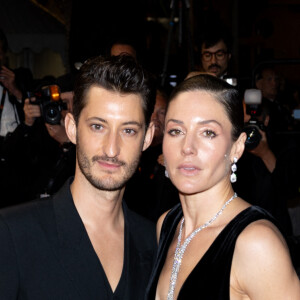 Pierre Niney et sa compagne Natasha Andrews - Descente des marches du film " Le comte de Monte-Cristo " lors du 77ème Festival International du Film de Cannes, au Palais des Festivals à Cannes. Le 22 mai 2024 © Jacovides-Moreau / Bestimage 