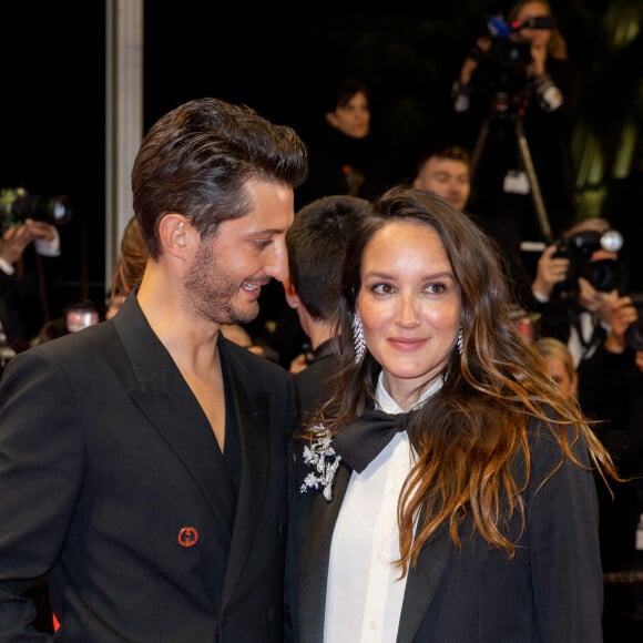 Pierre Niney et Anaïs Demoustier (enceinte) - Descente des marches du film " Le comte de Monte-Cristo " lors du 77ème Festival International du Film de Cannes, au Palais des Festivals à Cannes. Le 22 mai 2024 © Olivier Borde / Bestimage 