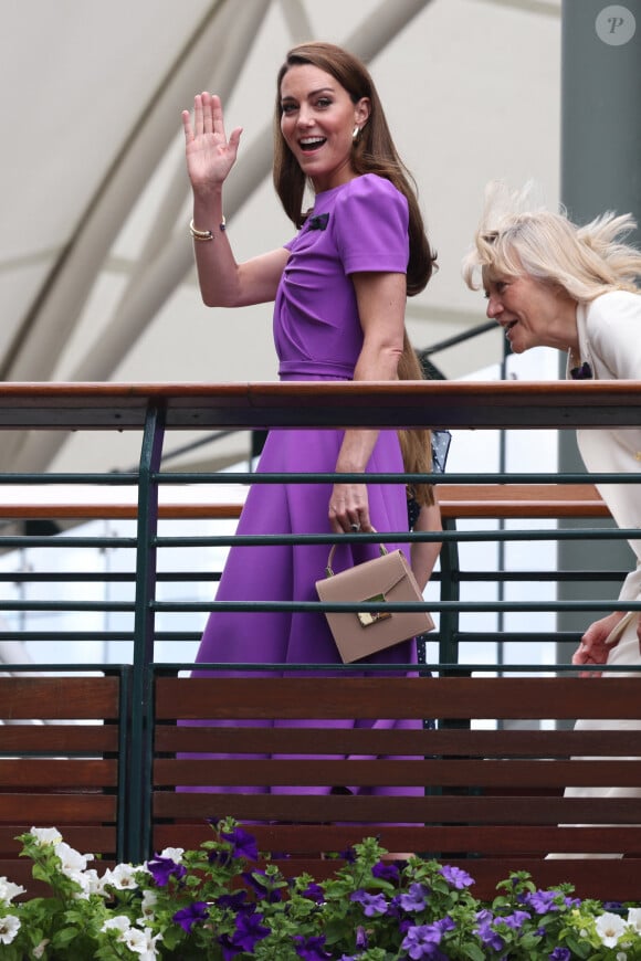 La princesse Kate a fait son entrée à Wimbledon !
Catherine (Kate) Middleton, princesse de Galles, avec sa fille la princesse Charlotte de Galles, arrivent pour la la finale masculine du quatorzième jour des championnats de tennis de Wimbledon au All England Lawn Tennis and Croquet Club à Londres, Royaume Uni © Phil Harris/MirrorPix/Bestimage