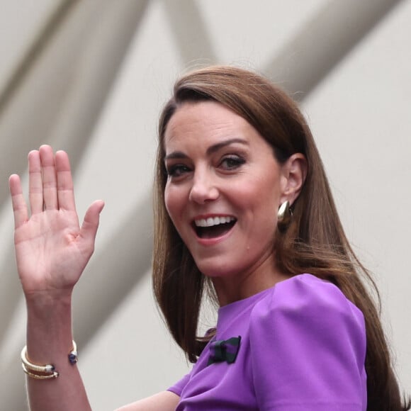 La princesse Kate a fait son entrée à Wimbledon !
Catherine (Kate) Middleton, princesse de Galles, avec sa fille la princesse Charlotte de Galles, arrivent pour la la finale masculine du quatorzième jour des championnats de tennis de Wimbledon au All England Lawn Tennis and Croquet Club à Londres, Royaume Uni © Phil Harris/MirrorPix/Bestimage