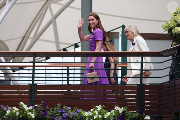 Dans une robe sur-mesure, elle était parfaite
Catherine (Kate) Middleton, princesse de Galles, avec sa fille la princesse Charlotte de Galles, arrivent pour la la finale masculine du quatorzième jour des championnats de tennis de Wimbledon au All England Lawn Tennis and Croquet Club à Londres, Royaume Uni, le 14 juillet 2024. © Phil Harris/MirrorPix/Bestimage