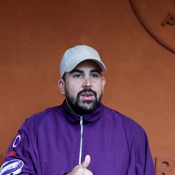 De son côté, Artus avait recadré sèchement l'animatrice.
Artus - Les célébrités au village lors des Internationaux de France de tennis de Roland Garros 2024 à Paris. Le 29 mai 2024. © Jacovides-Moreau / Bestimage