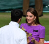 Après la rencontre, elle a pu s'entretenir avec Carlos Alcaraz dans les loges de Wimbledon
 
Catherine (Kate) Middleton remet la coupe à Carlos Alcaraz après sa victoire face à Novak Djokovic en finale du tournoi de Wimbledon 2024 (6/2 - 6/2 - 7/6). Wimbledon, le 14 juillet 2024.