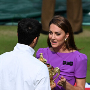 Après la rencontre, elle a pu s'entretenir avec Carlos Alcaraz dans les loges de Wimbledon
 
Catherine (Kate) Middleton remet la coupe à Carlos Alcaraz après sa victoire face à Novak Djokovic en finale du tournoi de Wimbledon 2024 (6/2 - 6/2 - 7/6). Wimbledon, le 14 juillet 2024.