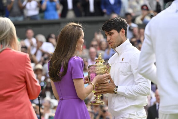 La princesse était à Wimbledon pour célébrer la victoire de Carlos Alcaraz face à Novak Djokovic

Catherine (Kate) Middleton remet la coupe à Carlos Alcaraz après sa victoire face à Novak Djokovic en finale du tournoi de Wimbledon 2024 (6/2 - 6/2 - 7/6). Wimbledon, le 14 juillet 2024.