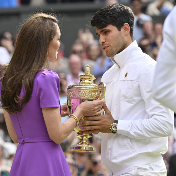 La princesse était à Wimbledon pour célébrer la victoire de Carlos Alcaraz face à Novak Djokovic

Catherine (Kate) Middleton remet la coupe à Carlos Alcaraz après sa victoire face à Novak Djokovic en finale du tournoi de Wimbledon 2024 (6/2 - 6/2 - 7/6). Wimbledon, le 14 juillet 2024.