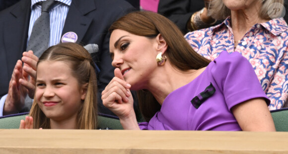 Catherine (Kate) Middleton avec la princesse Charlotte et Pippa Middleton dans les tribunes de la finale du tournoi de Wimbledon 2024, le 14 juillet 2024.