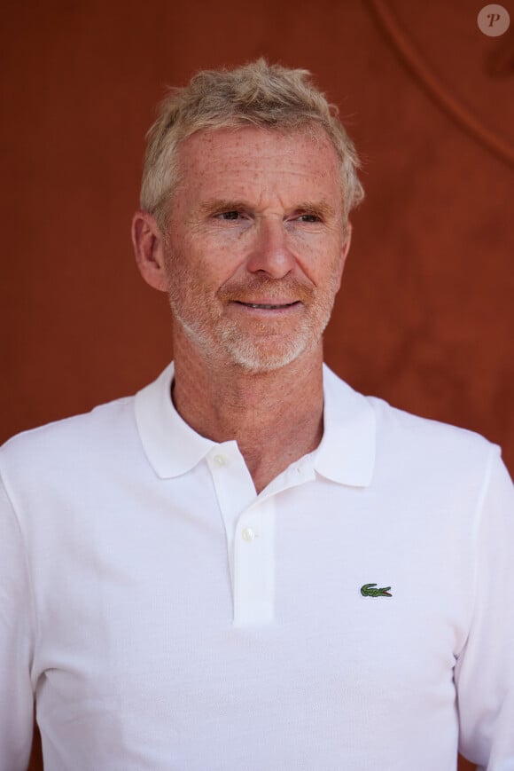 Lors de la conférence de presse, la production a révélé avoir été obligée de s'adapter au jeu.
Denis Brogniart au village lors des Internationaux de France de tennis de Roland Garros 2023, à Paris, France, le 6 juin 2023. © Jacovides-Moreau/Bestimage