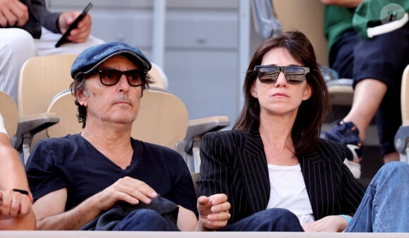 Charlotte Gainsbourg et son compagnon Yvan Attal en tribunes lors des Internationaux de France de tennis de Roland Garros 2023, à Paris, France, le 9 juin 2023. © Jacovides-Moreau/Bestimage