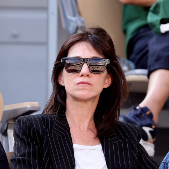 Charlotte Gainsbourg et son compagnon Yvan Attal en tribunes lors des Internationaux de France de tennis de Roland Garros 2023, à Paris, France, le 9 juin 2023. © Jacovides-Moreau/Bestimage