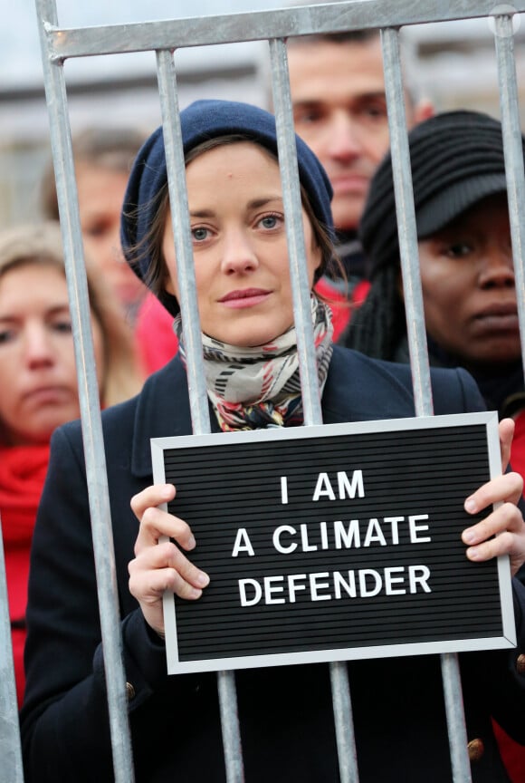 Par conscience écologique
Marion Cotillard Paris le 15 Novembre 2013 Afin de protester contre l'emprisonnement de 28 militants de Greenpeace en Russie, l'association ecologiste s'est donnee rendez-vous au Palais Royal pour manifester en faveur des detenus. De nombreuses personnalites du monde artistique et politique sont venus soutenir le mouvement.