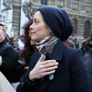Marion Cotillard Paris le 15 Novembre 2013 Afin de protester contre l'emprisonnement de 28 militants de Greenpeace en Russie, l'association ecologiste s'est donnee rendez-vous au Palais Royal pour manifester en faveur des detenus. De nombreuses personnalites du monde artistique et politique sont venus soutenir le mouvement.